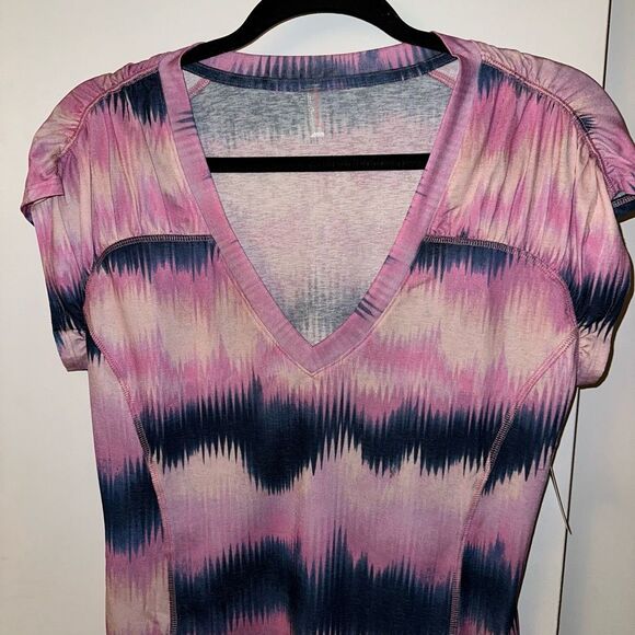 FP Movement Heatwave V Neck Pink Blue Tie Dye Tee Large NWT - Picture 3 of 9
